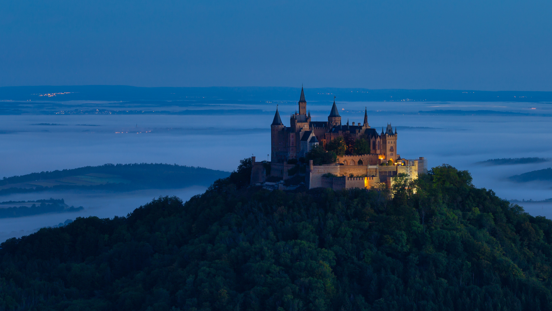 Burg Hohenzollern am frühen Morgen