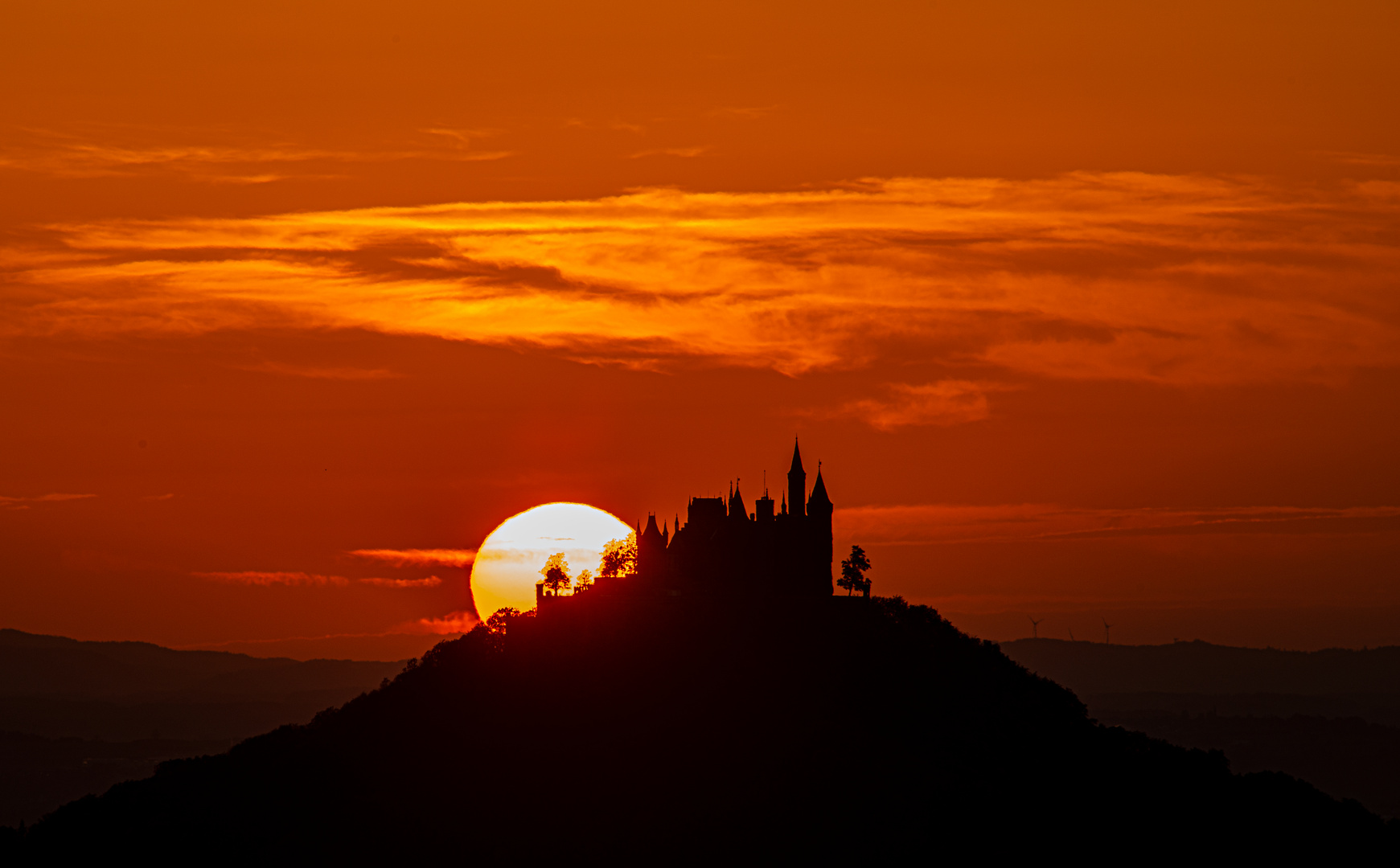 Burg Hohenzollern bei untergehender Sonne