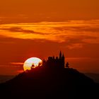 Burg Hohenzollern bei untergehender Sonne