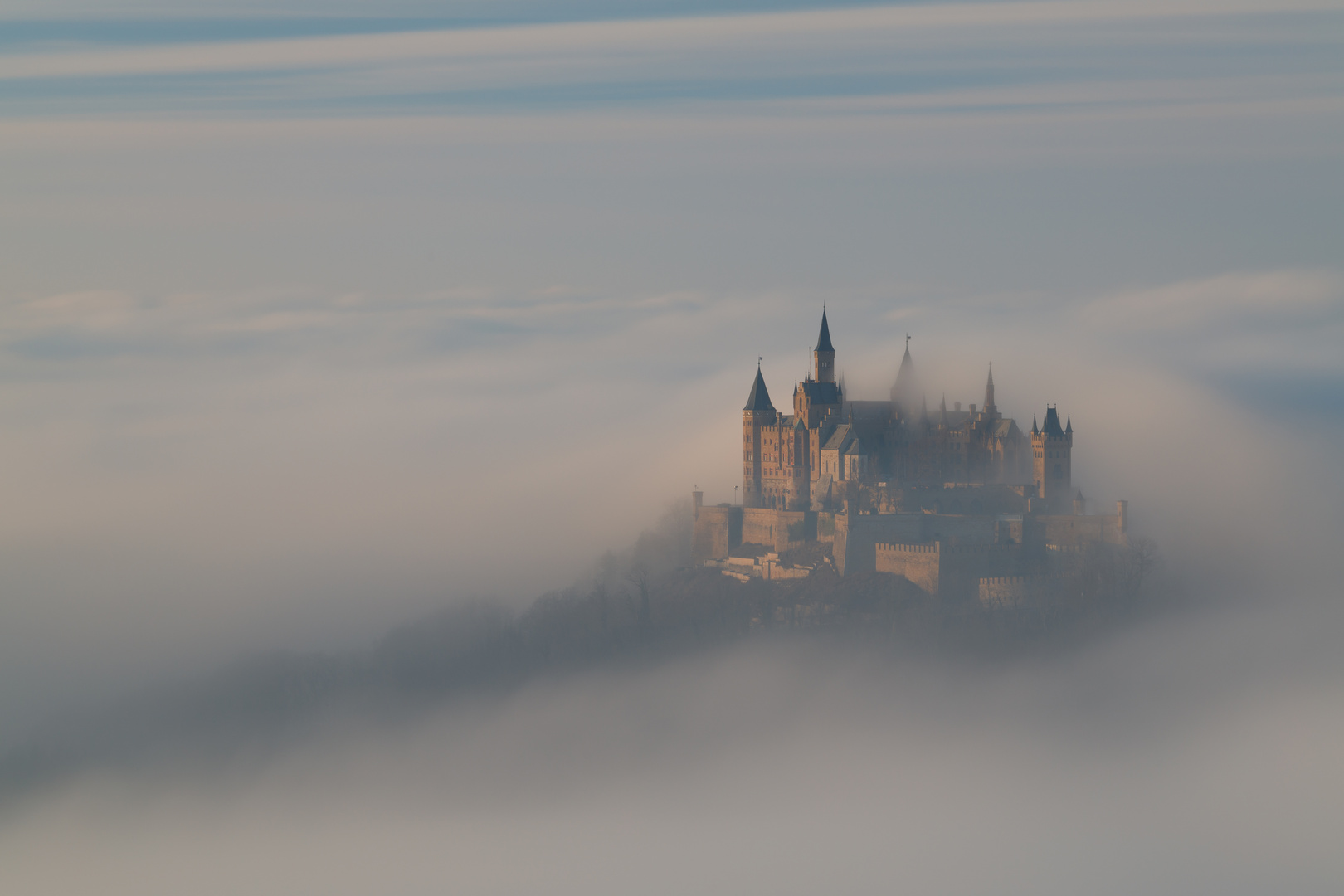 Burg Hohenzollern eingehüllt im Nebel