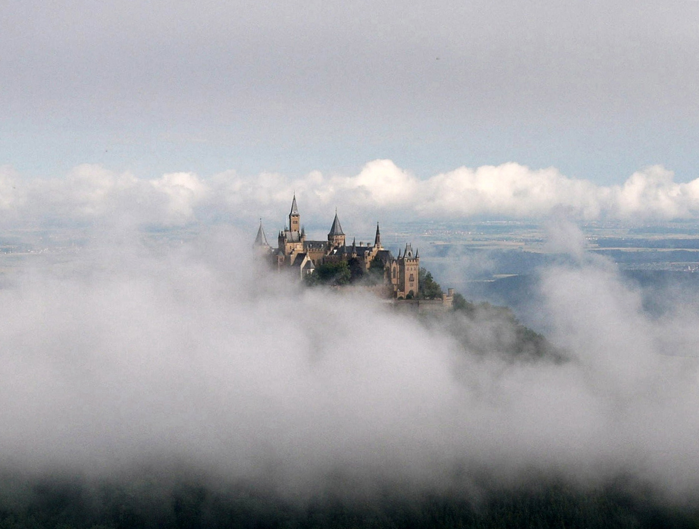 Burg Hohenzollern im Hochnebel (01 - 2003)