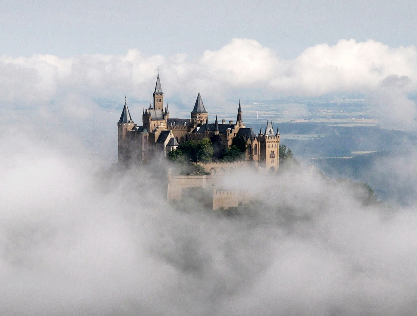 Burg Hohenzollern im Hochnebel (02 - 2003 )