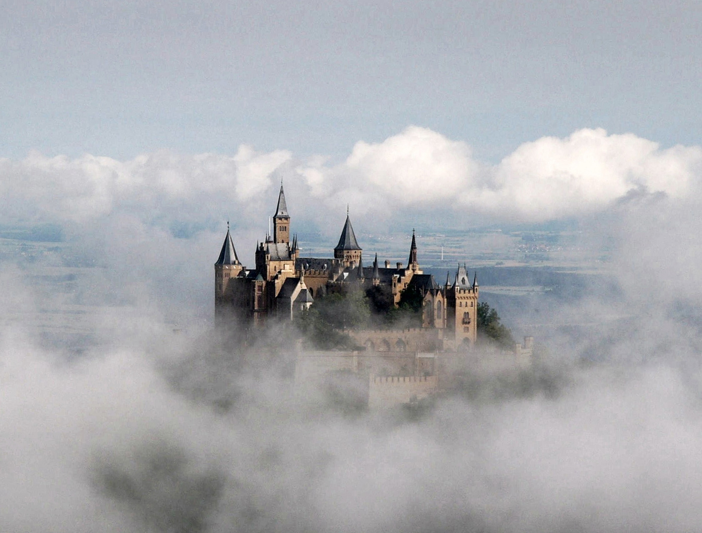 Burg Hohenzollern im Hochnebel ( 03 - 2003 )