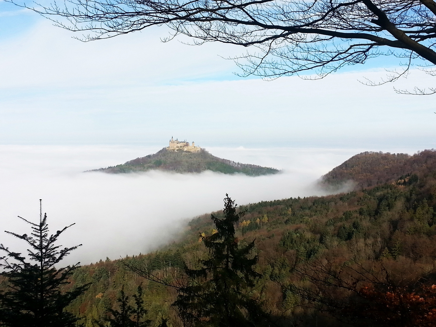 Burg Hohenzollern im Hochnebel