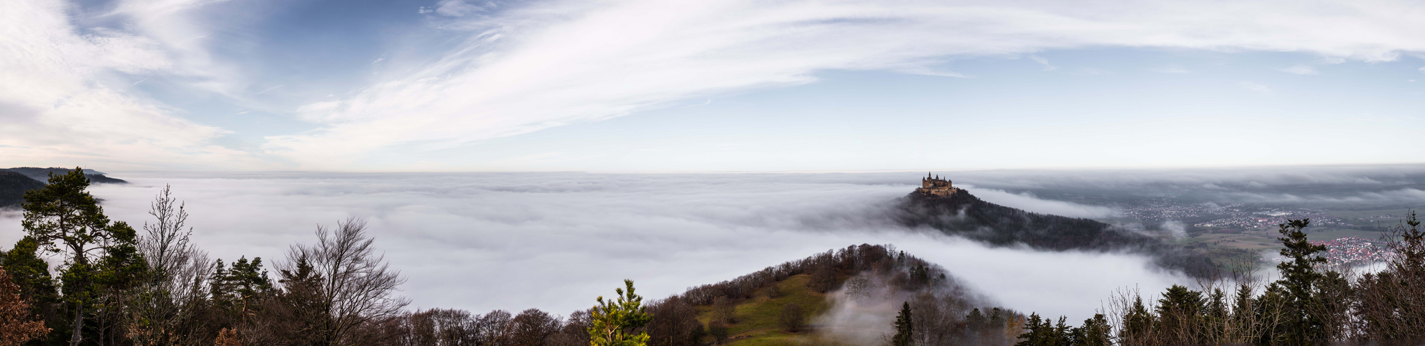 Burg Hohenzollern im Nebel am 30.11.2014 - Panorama