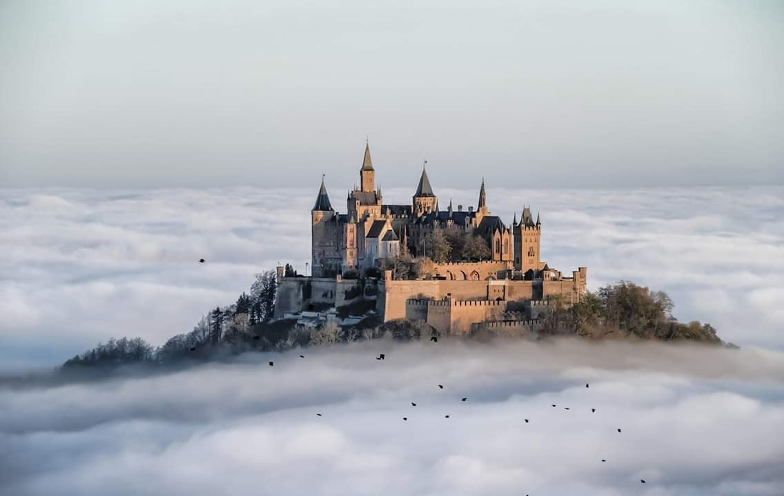 Burg Hohenzollern im Nebel