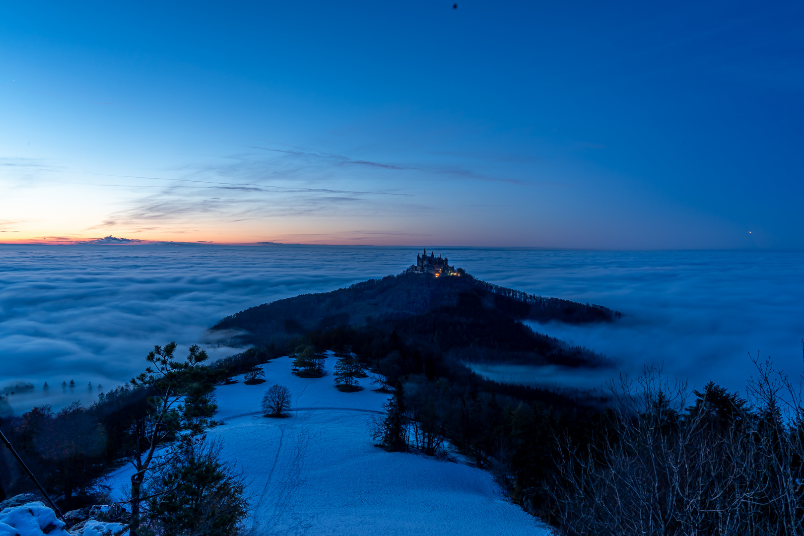 Burg Hohenzollern im Nebel Meer