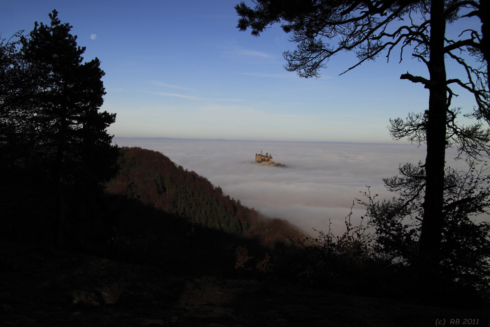 Burg Hohenzollern im Wolkenmeer vom Raichberg