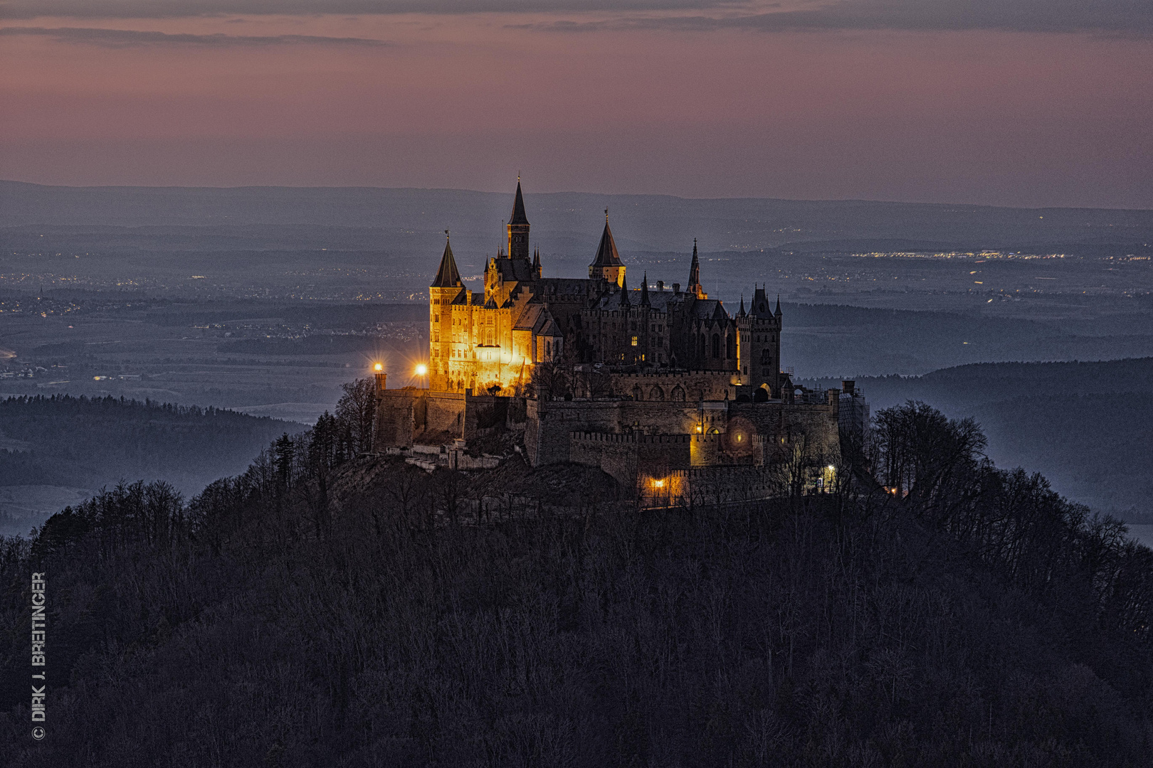 Burg Hohenzollern in spät-winterlicher Abendstimmung