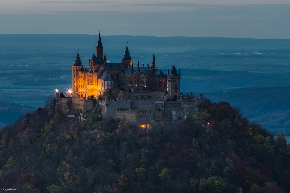 Burg Hohenzollern kurz nach Sonnenuntergang