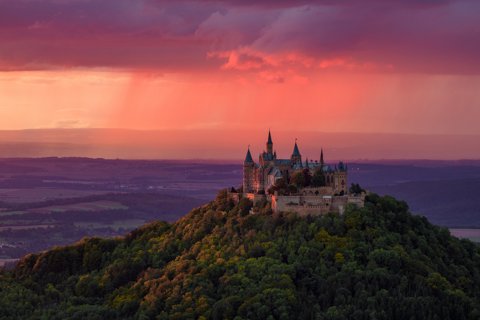 Burg Hohenzollern kurz vorm Sonnenuntergang.