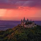 Burg Hohenzollern kurz vorm Sonnenuntergang.