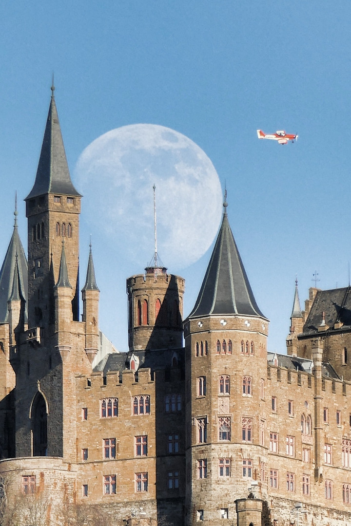 Burg Hohenzollern mit dem Supermond