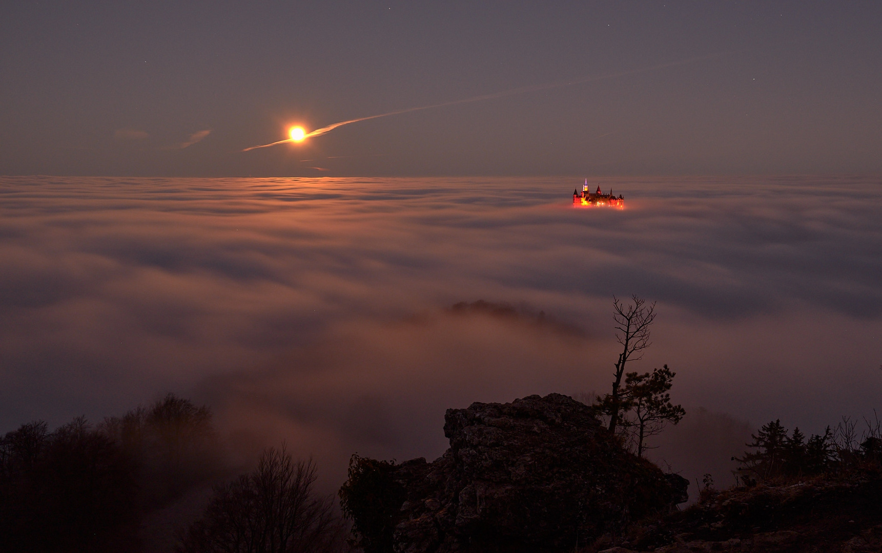 Burg Hohenzollern über dem Nebelmeer