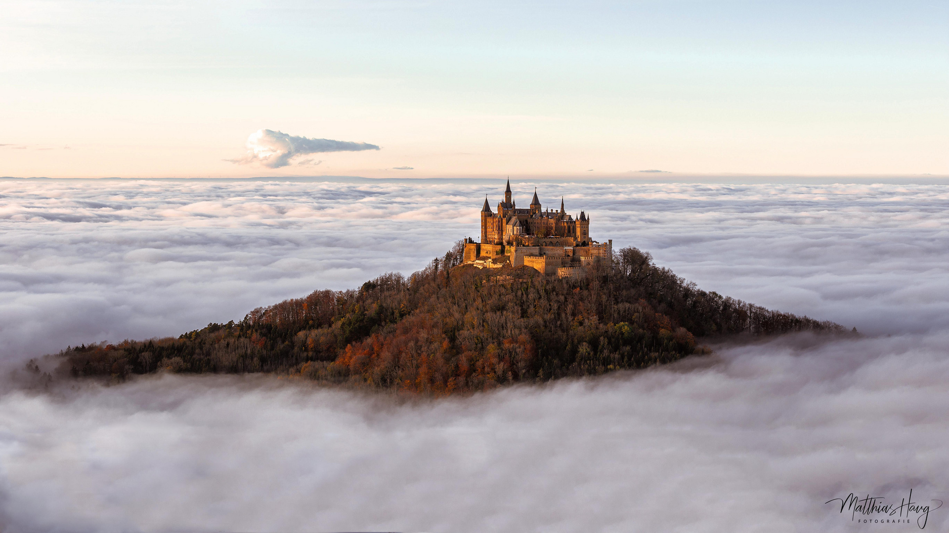 Burg Hohenzollern über dem Nebelmeer