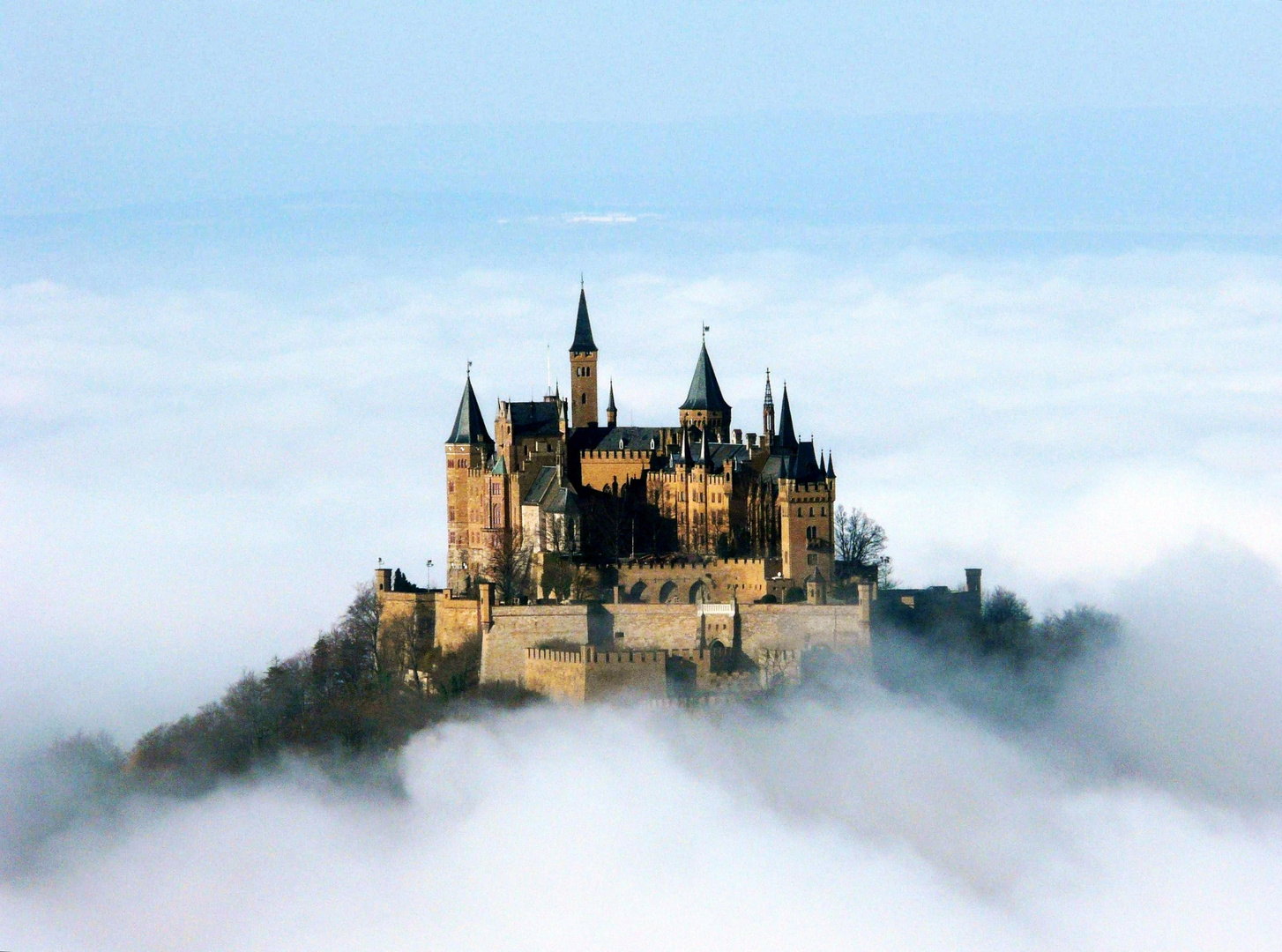 Burg Hohenzollern über den Wolken (1114 - 04)