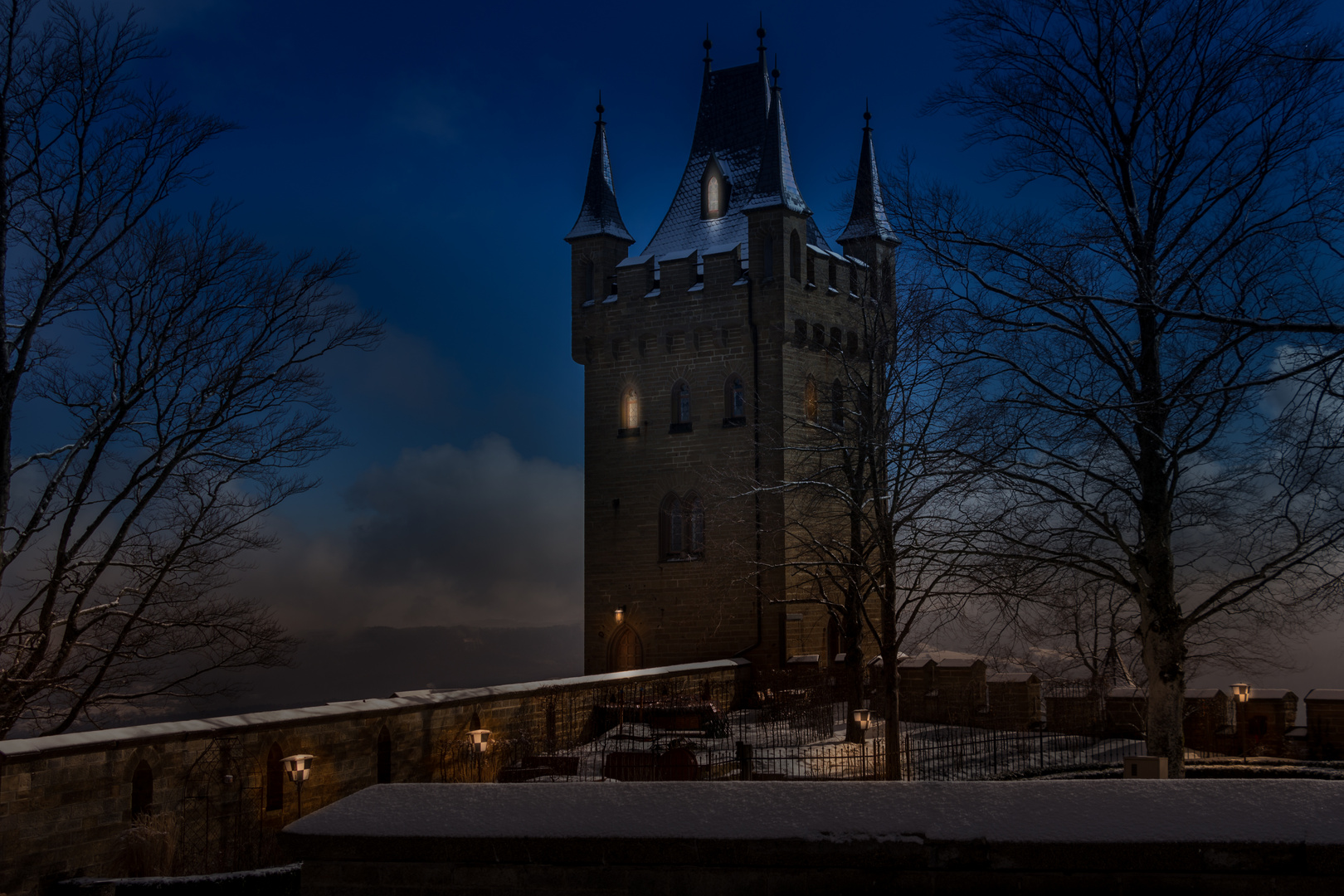 Burg Hohenzollern von Tag zu Nacht