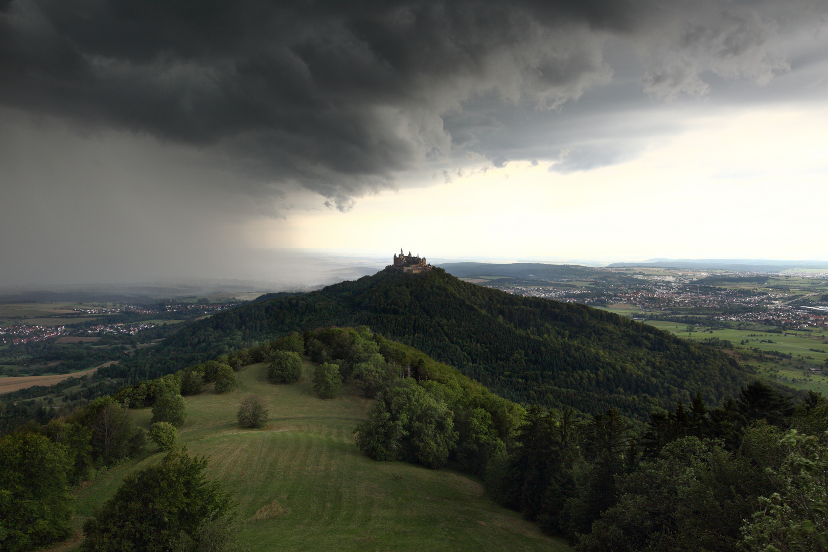 Burg Hohenzollern vor dem Sturm