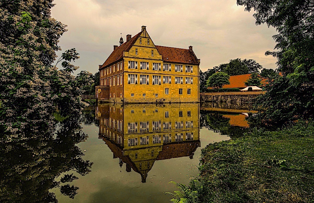 Burg Huelshoff an einem wolkigen Tag