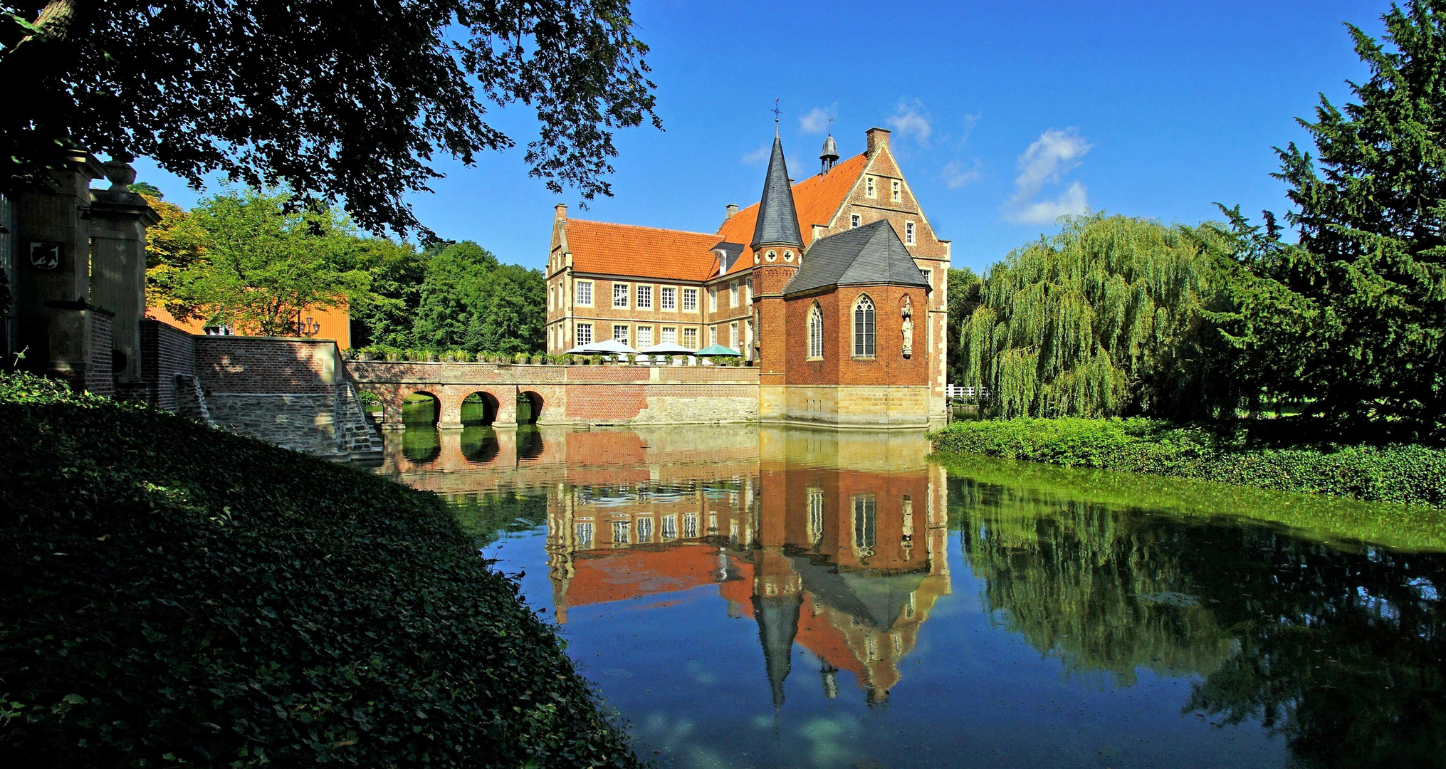Burg Hülshoff gespiegelt.