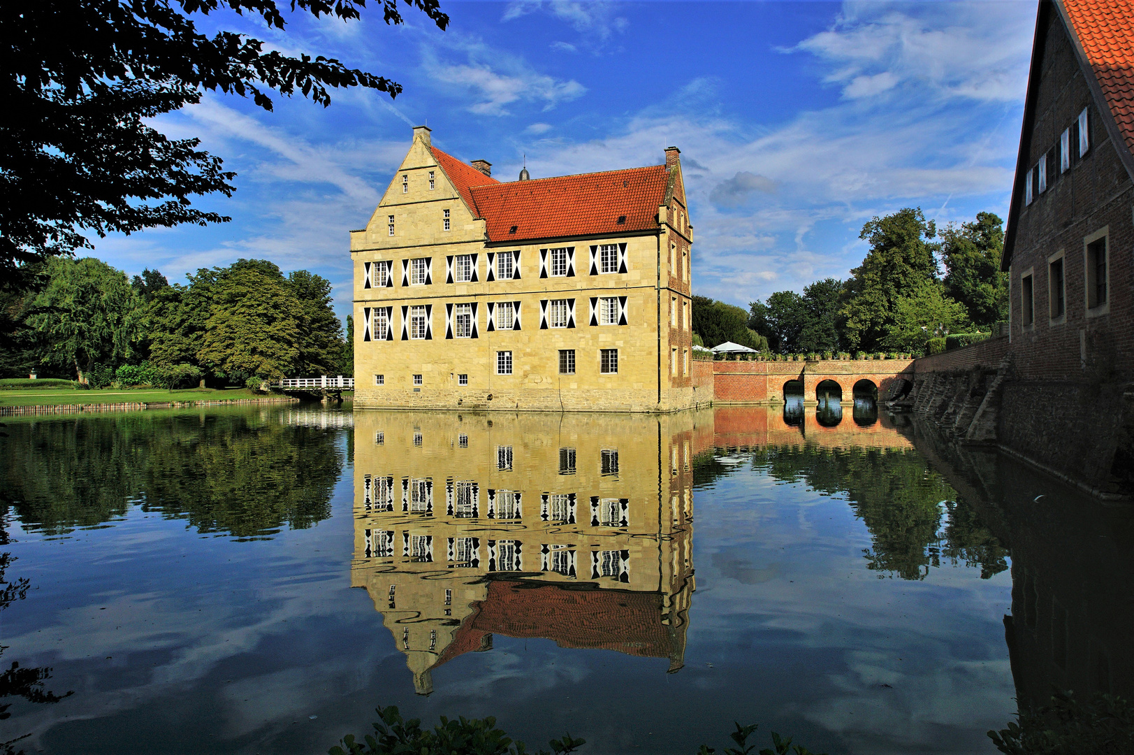 Burg Hülshoff gespiegelt.