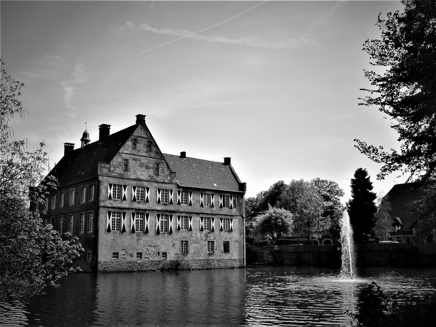 Burg Hülshoff mit Teich und Wasserfontäne