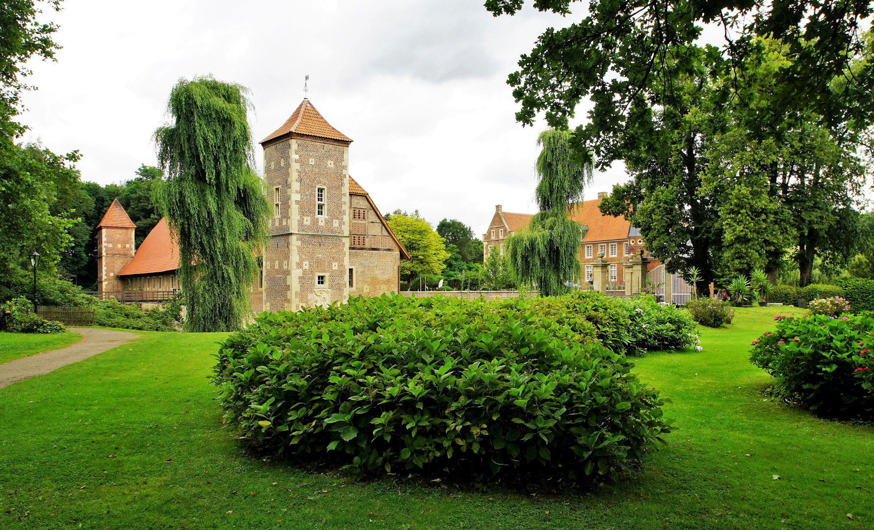 Burg Hülshoff- Vorburg (links) und Hauptburg.