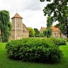 Burg Hülshoff- Vorburg (links) und Hauptburg.