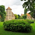 Burg Hülshoff- Vorburg (links) und Hauptburg.