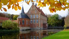 Burg Hülshoff westlich von Münster bei Havixbeck, Ansicht von Süden mit Kapelle