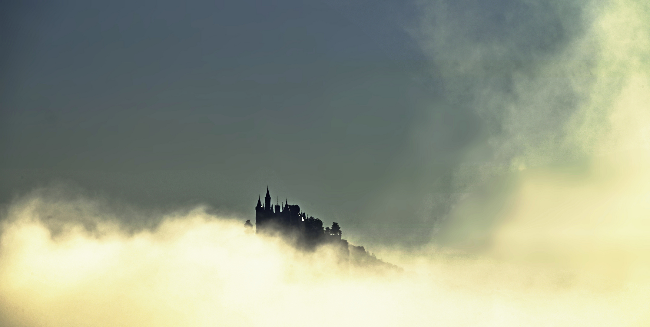 Burg im Frühnebel