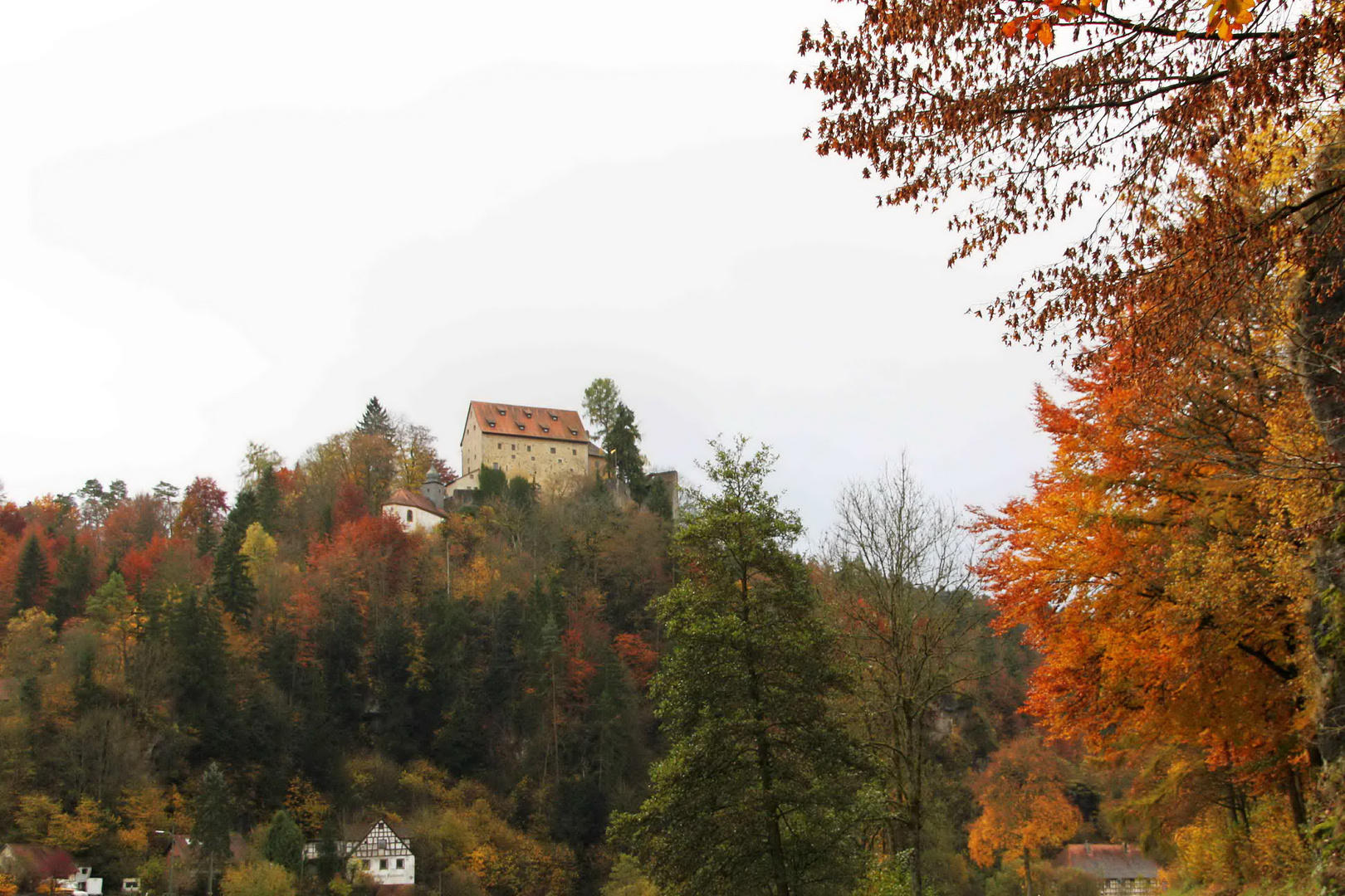 Burg im Herbst