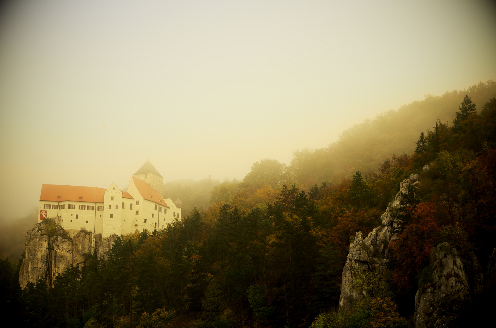 Burg im herbstlichen Morgengrauen