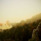 Burg im herbstlichen Morgengrauen