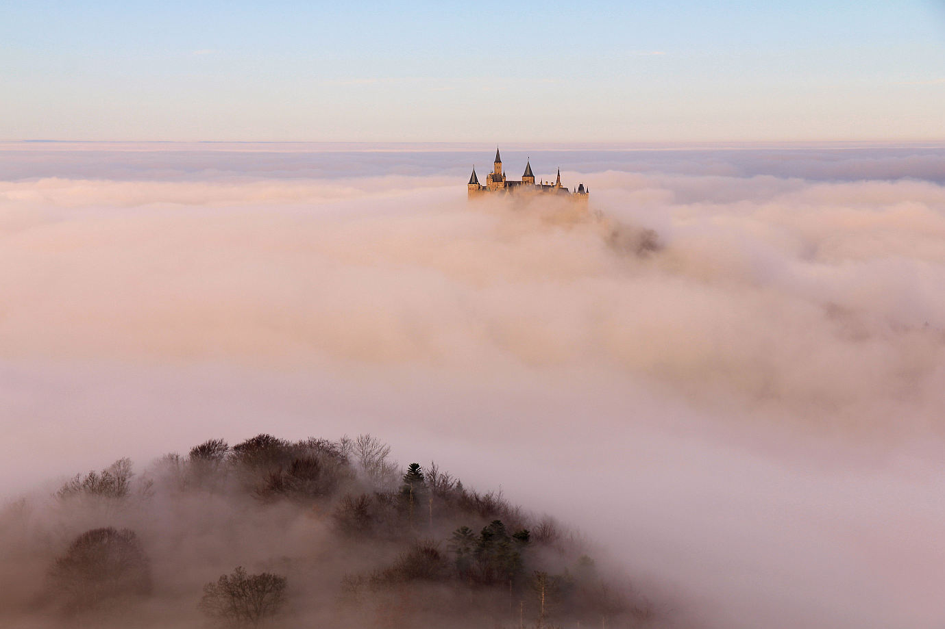 Burg im Nebel