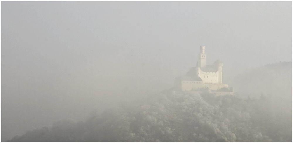 Burg im Nebel