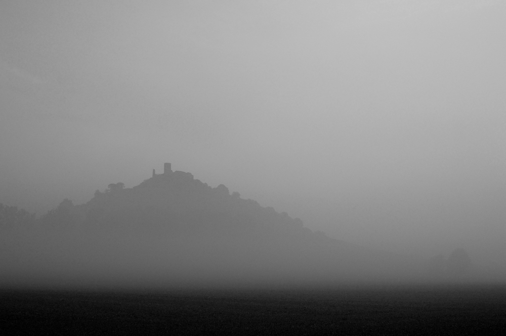 Burg im Nebel