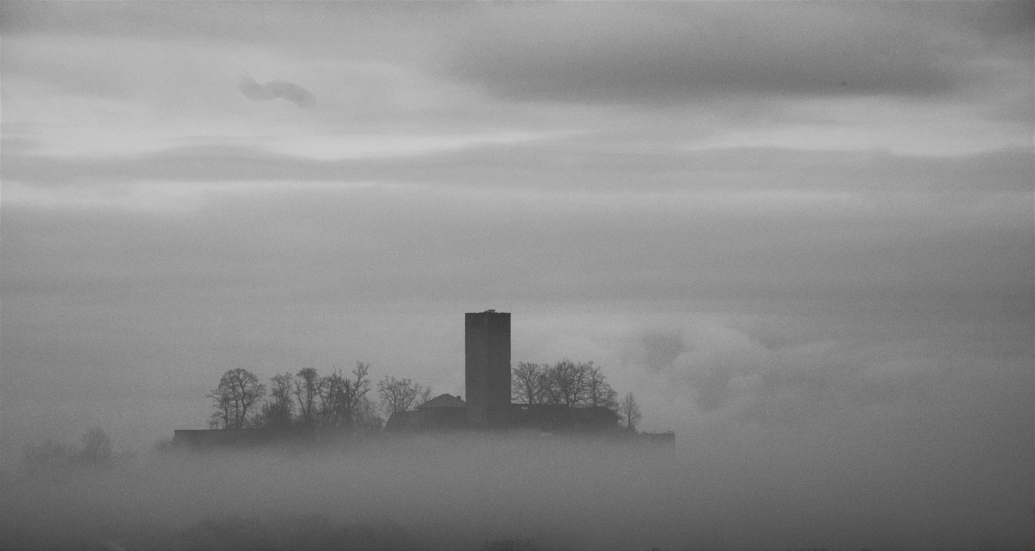 Burg im Nebel