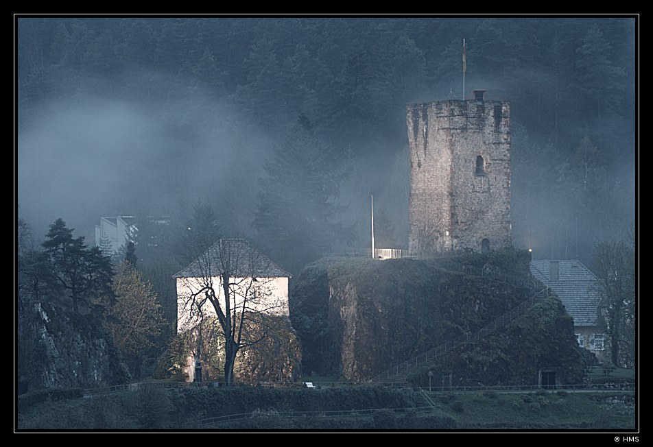 Burg im Nebel