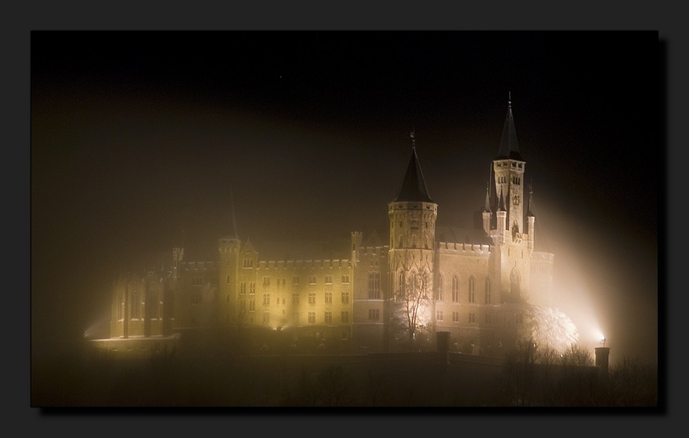 Burg im Nebel