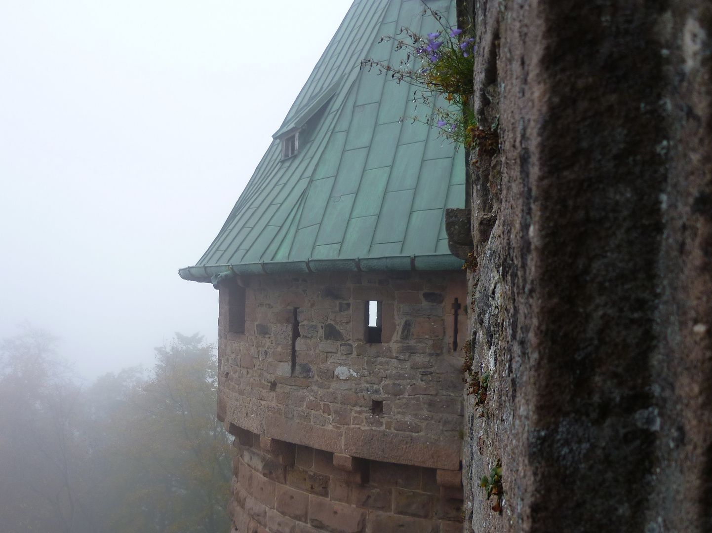 Burg im Nebel