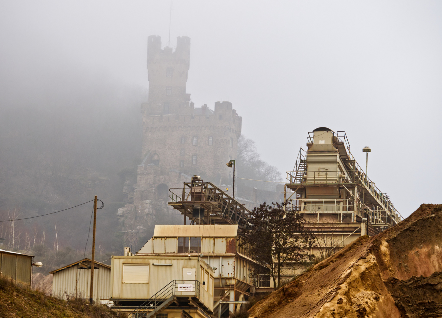 Burg im Nebel