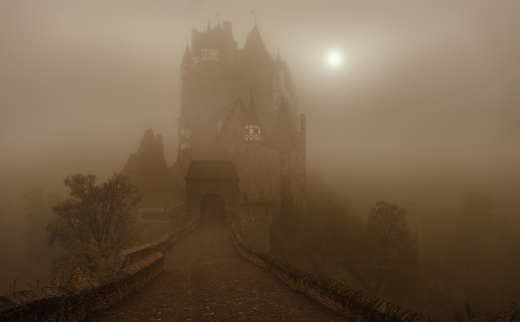 Burg im Nebel