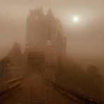 Burg im Nebel