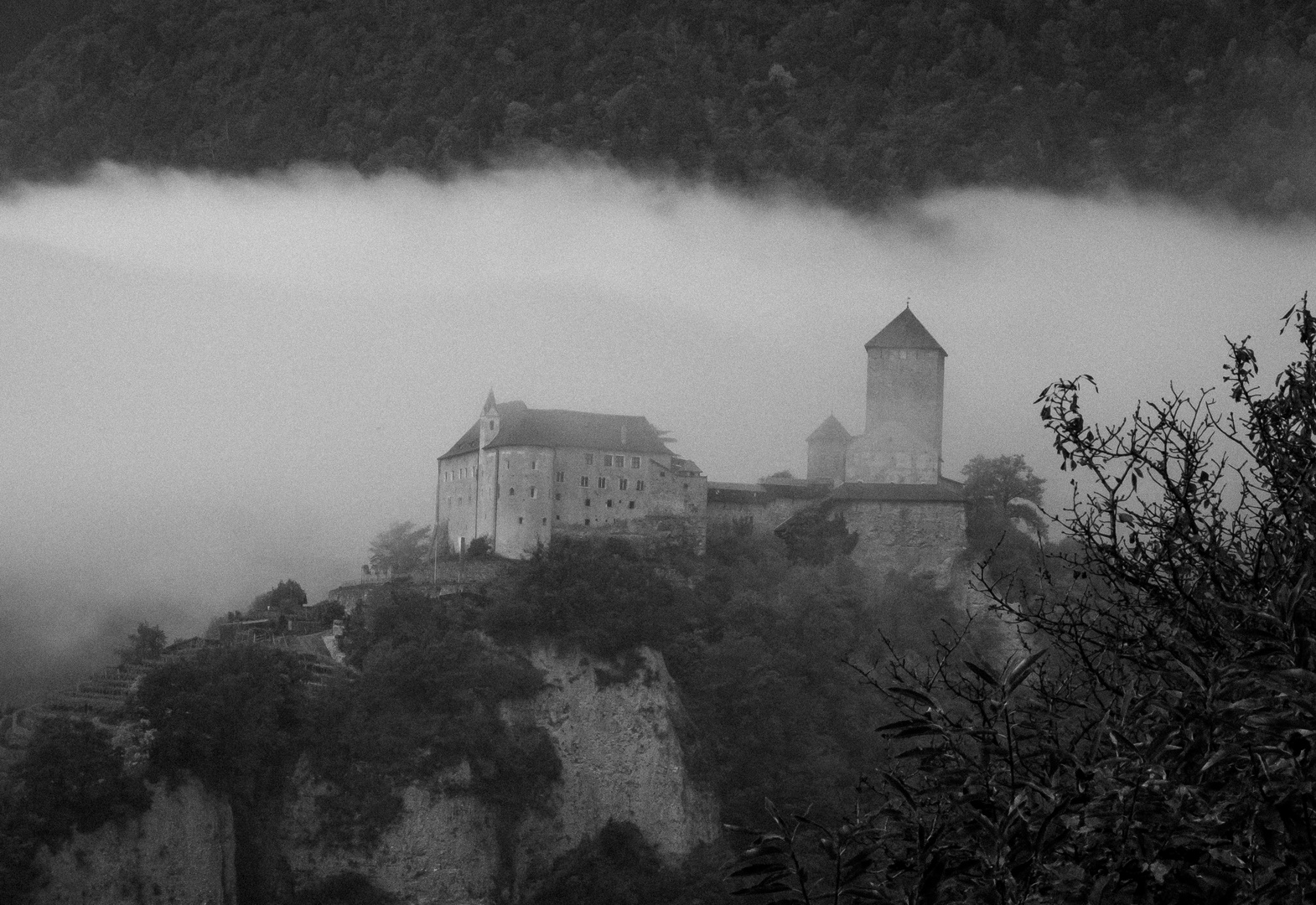 Burg im Nebel - Meran