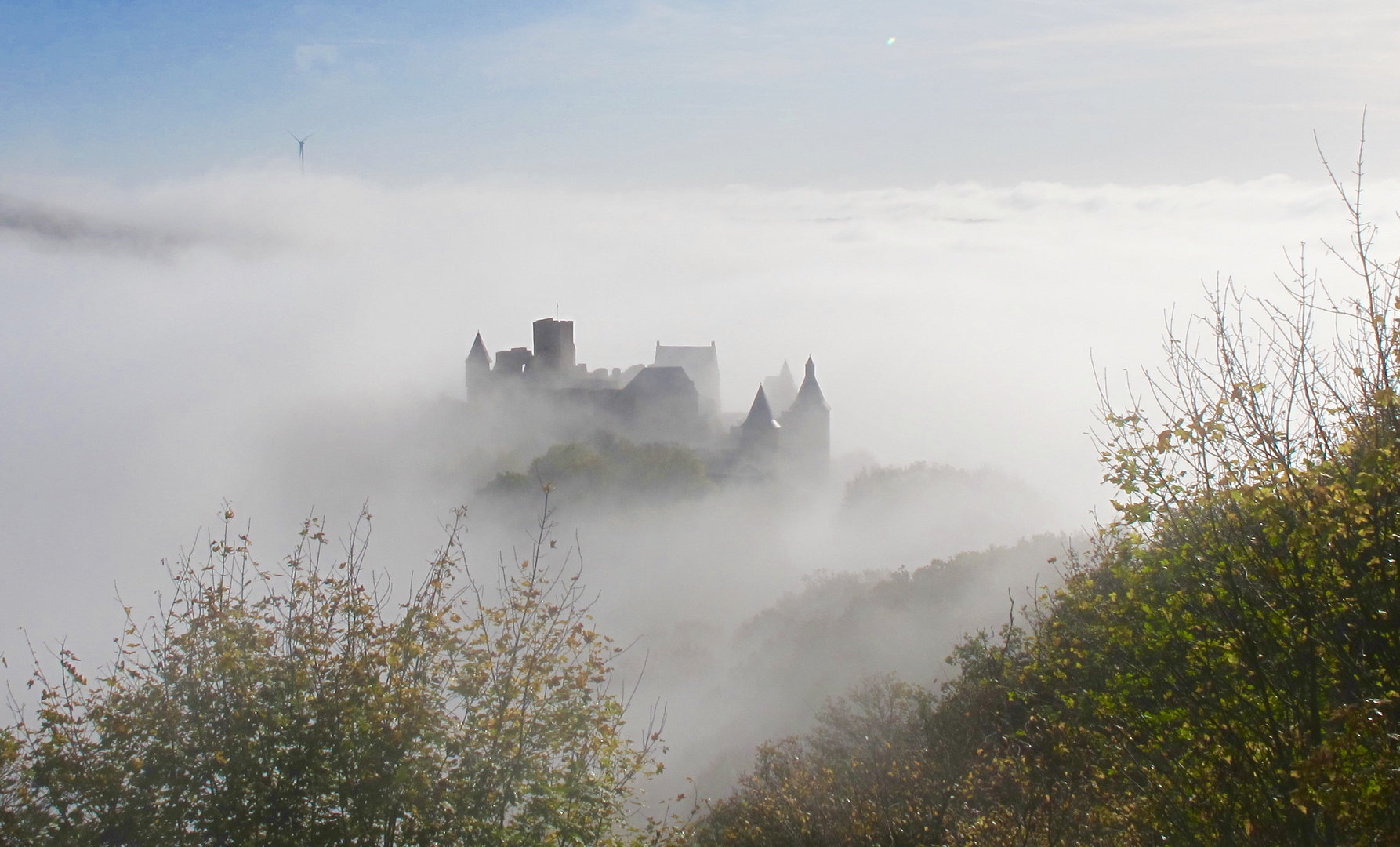 Burg im Nebelmeer
