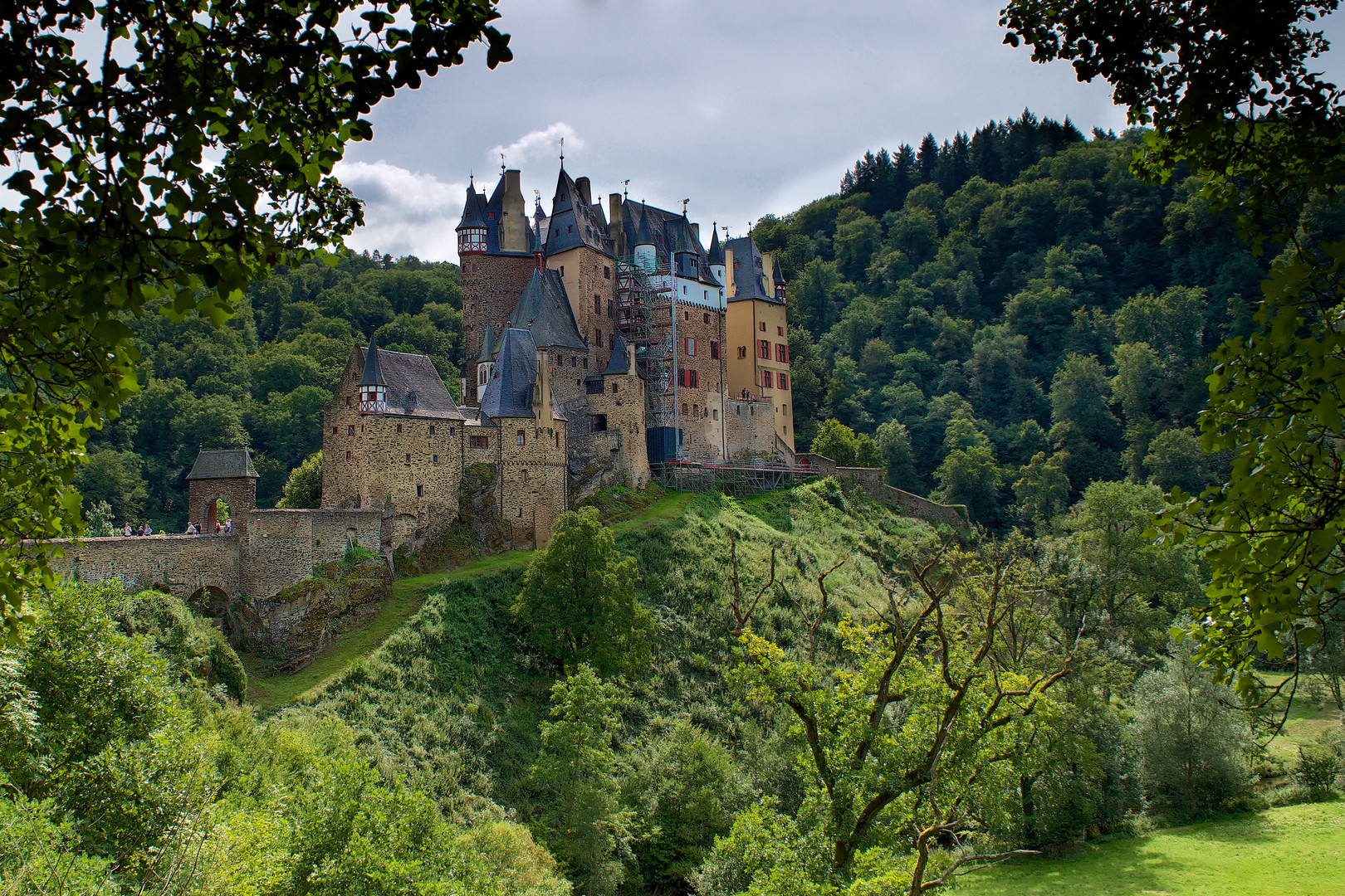 Burg im Wald