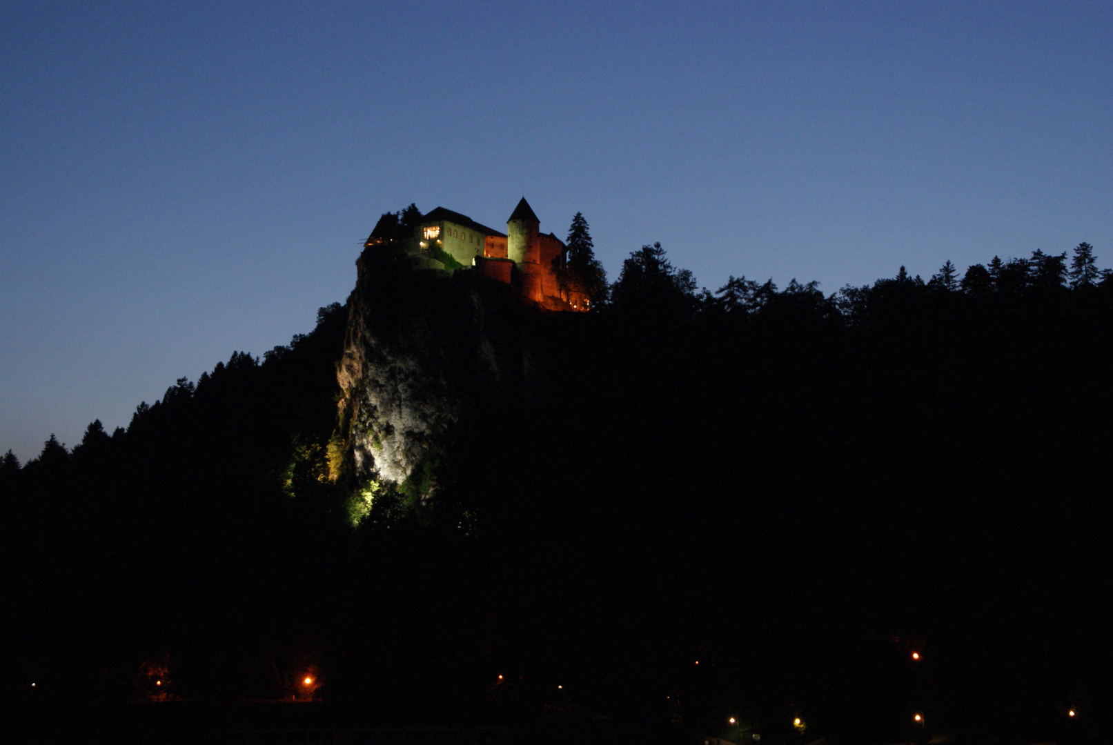 Burg in Bled bei Nacht (Slowenien)