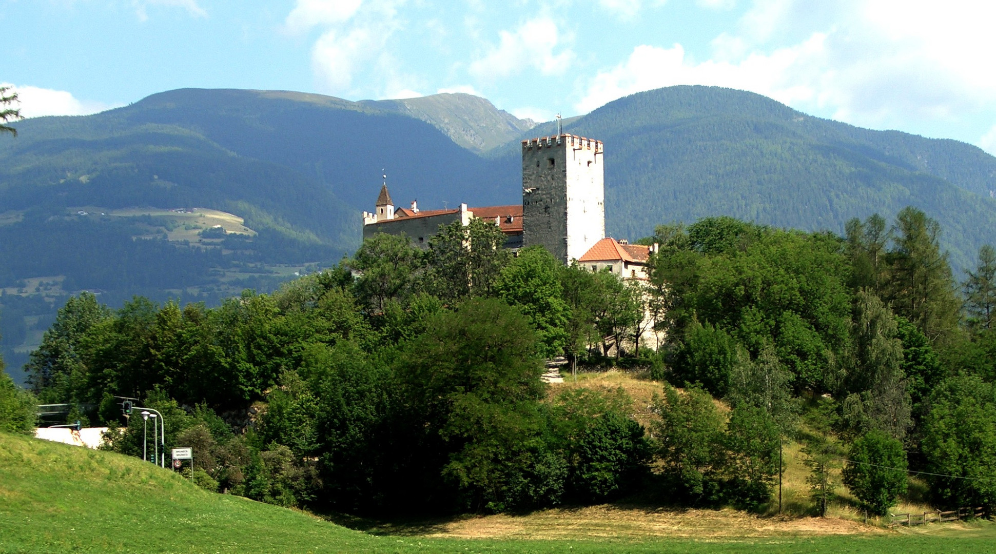 Burg in den Bergen