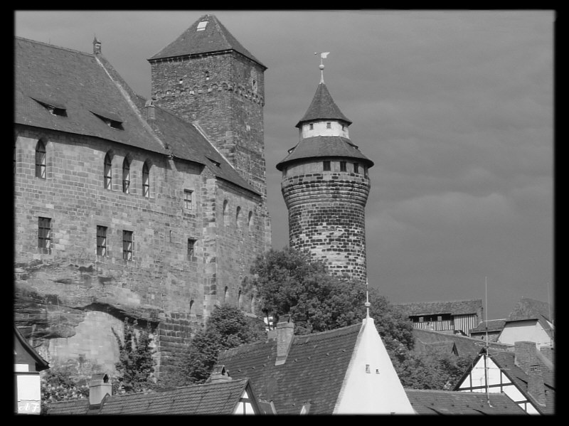 Burg in dunklen Wolken [Update]